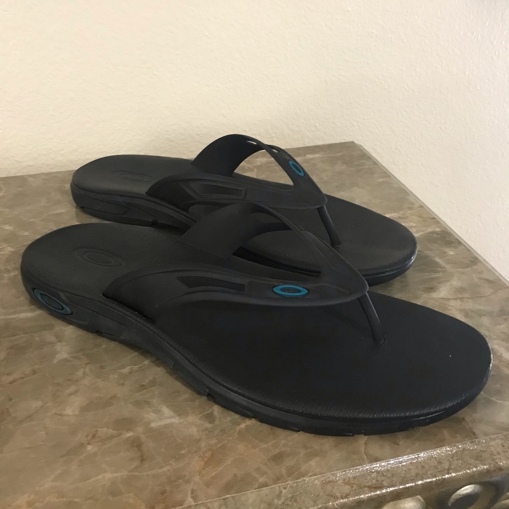 Oakley Men’s Flip-Flop Sandals.